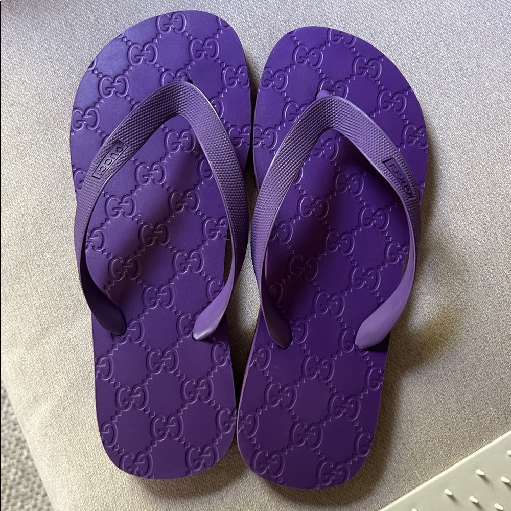 Gucci Women's Vibrant Purple Flip-Flops